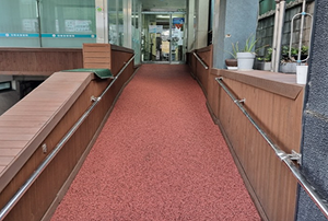 적색과 검정이 조합된 고무칩 색상