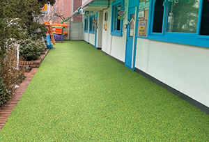 연두와 노랑, 검정이 조합된 고무칩 색상